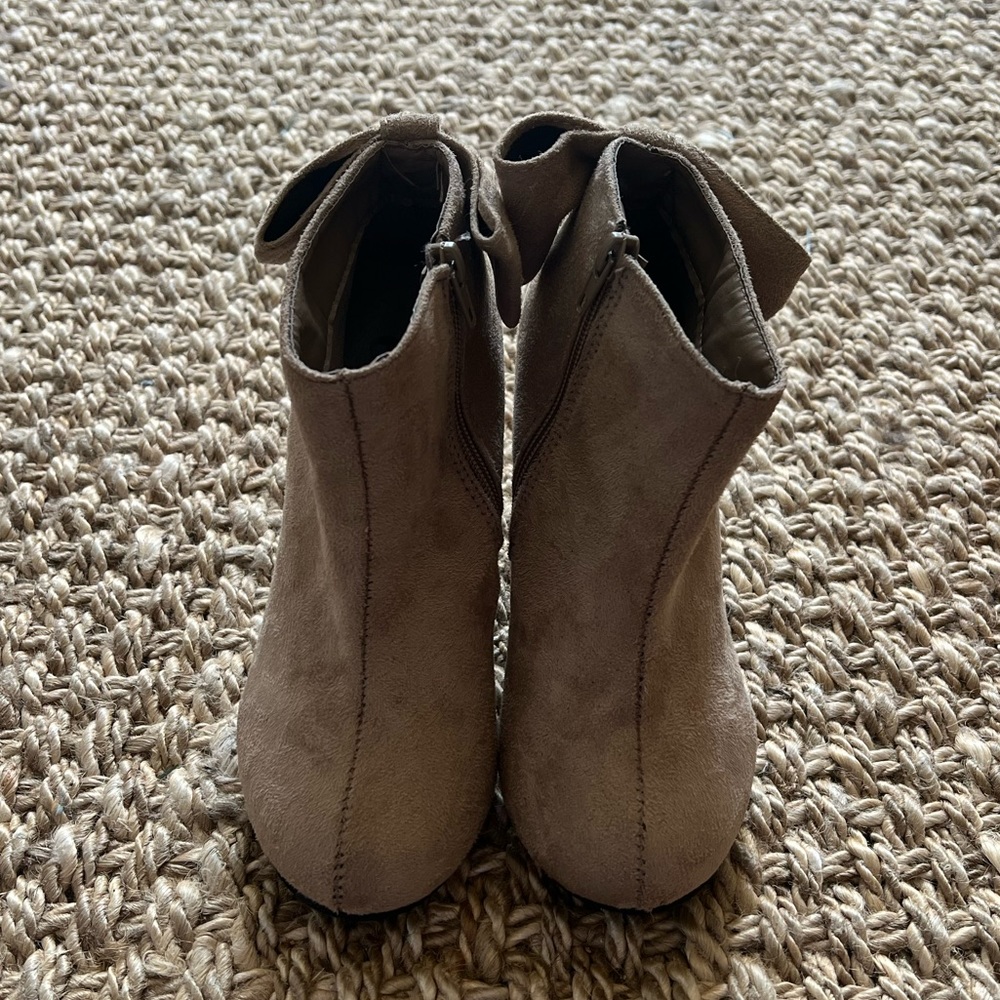 Etc! Tan Heeled Ankle Boots With Bow